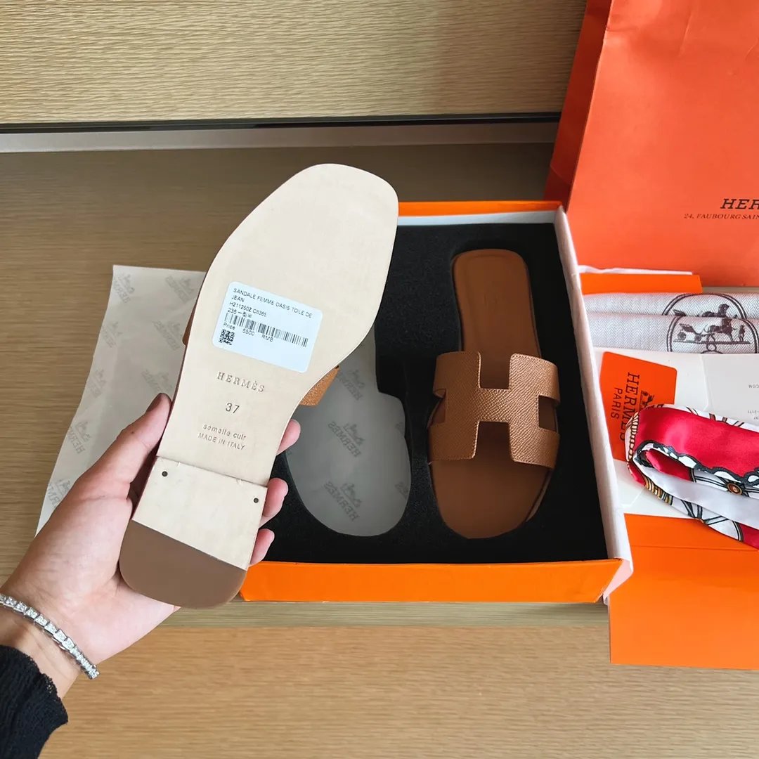 👟👟Ex-factory price 480👟👟 Women's Shoe Factory [Palmprint All-Inclusive Midsole] (Hermès) Upgraded packaging, upgraded version and workmanship materials. Hermes®🔴The highest version of handmade shoes on the market👟👟 👟👟 Top product Hermès slippers🐎 —————————— The 2022 early spring new model is the same as the original version, purely handmade by masters! ❥High-end customization, exclusive products, the highest version in the industry⚠❥Using: Hermers upper: Italian imported cowhide + original custom-grade Australian sheepskin feet + genuine leather outsole (pursuing top walking comfort) 👟👟 ~~〰〰〰〰❥ Packaging: ✔🚦Pay attention to the exclusive top-level exclusive packaging 〰The original top quality is on sale━━━━Hermes━━━━━ size: 35-40 (34.41.42 custom-made, non-refundable)